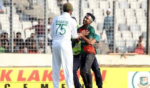 Shakib fans enter the field to touch Shakib